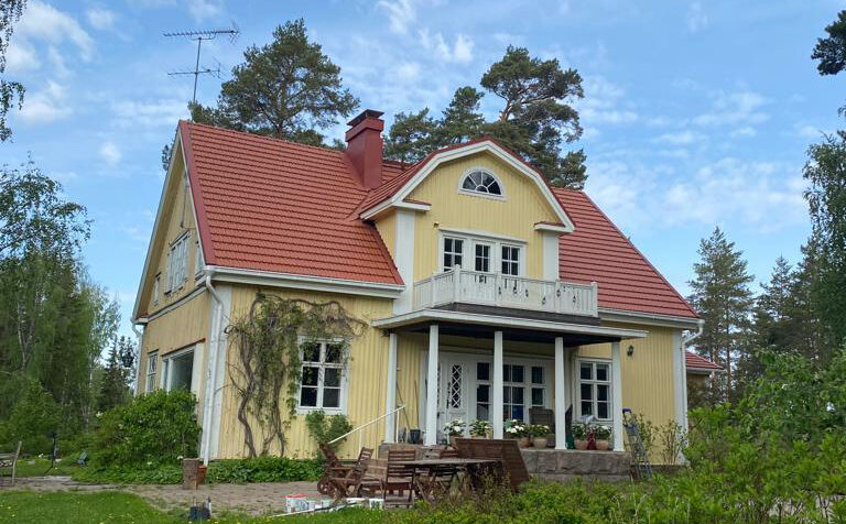 Asiakaskokemus: Perinteitä kunnioittava kattoremontti lähes 100-vuotiaassa järvenrantatalossa