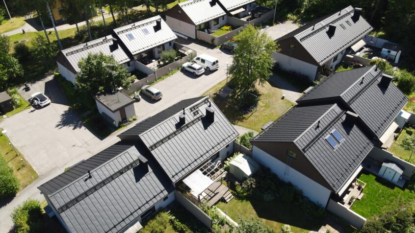 Asiakaskokemus: Taloyhtiö ASOY Kahisevanrinne – Tiilikatosta tyylikkääseen lukkosaumakattoon