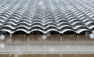 Katto vuotaa – mitä tehdä katon vuotaessa ja miten estät lisävahingot?